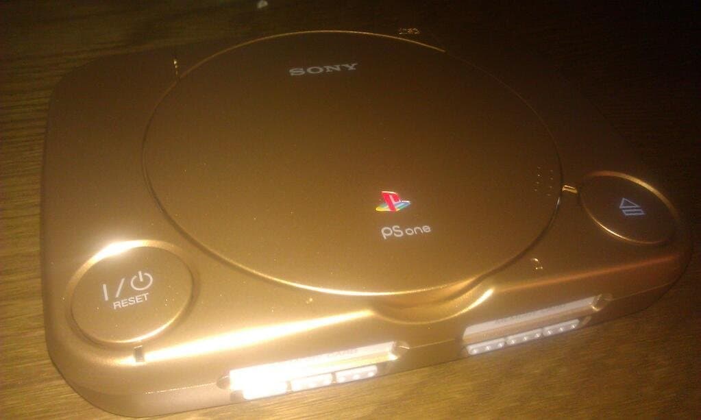 Notch recibe una PSOne dorada de parte de Sony